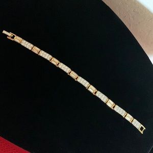 🎁$65 Swarovski Swan Sign Gold Tone Bracelet